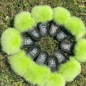 Women fur slides